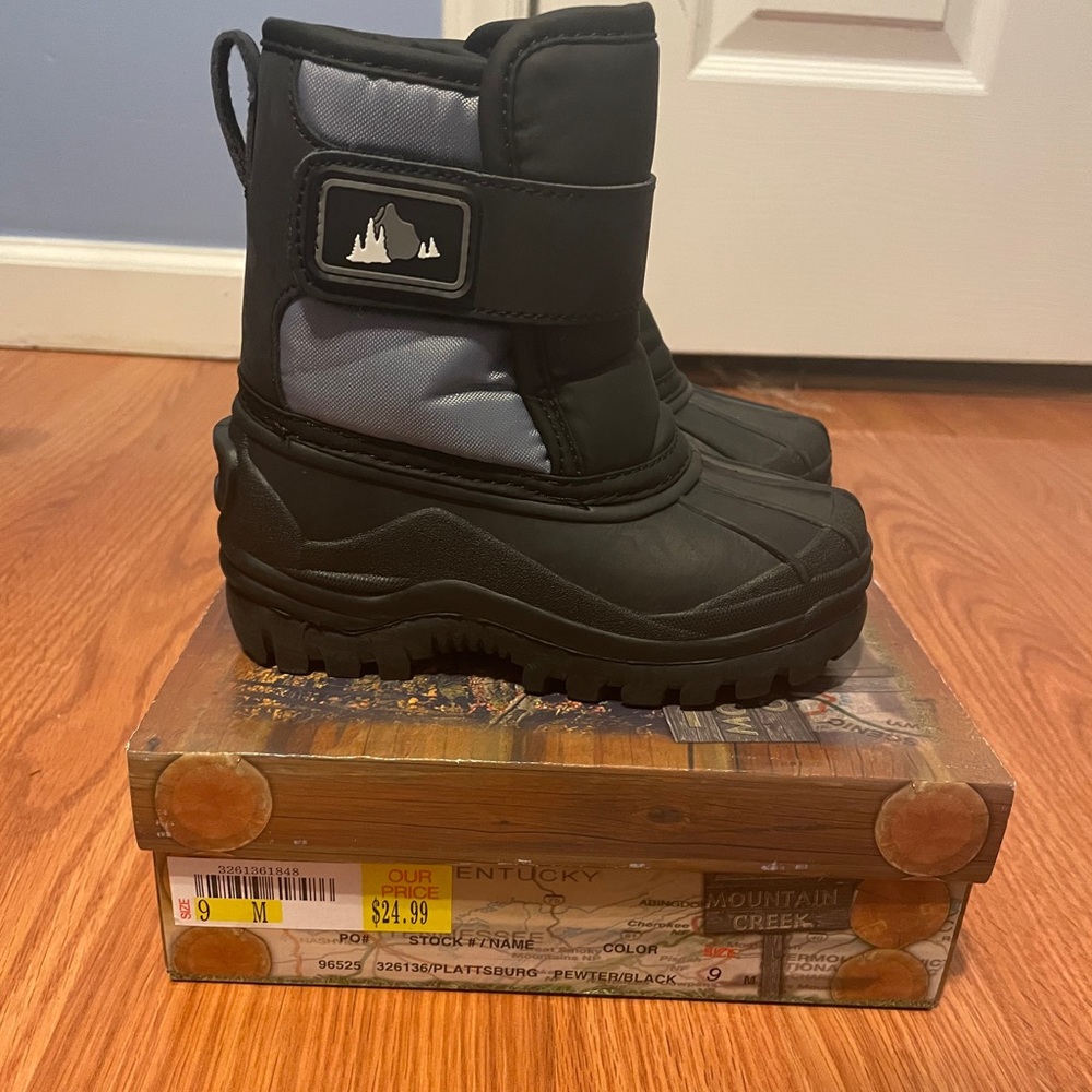 Snow boots toddler size 9